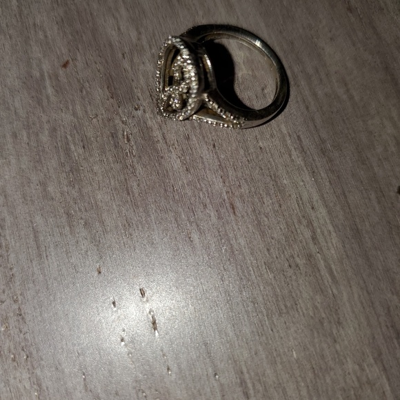 Samuels Jewelers 1/4 tcw diamond ring sz 4 - Picture 8 of 8